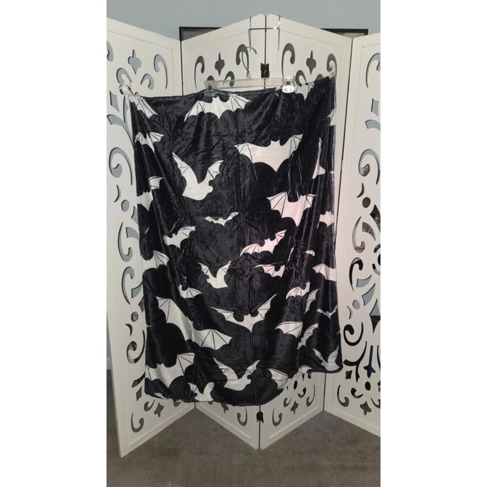 Black White Bat Throw Blanket Plush Soft Gothic Halloween Decor New 40x50